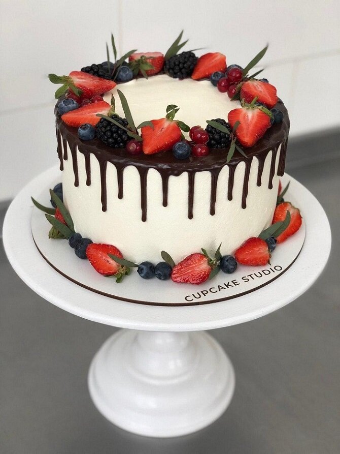 Оформление торта ягодами и сладостями фото