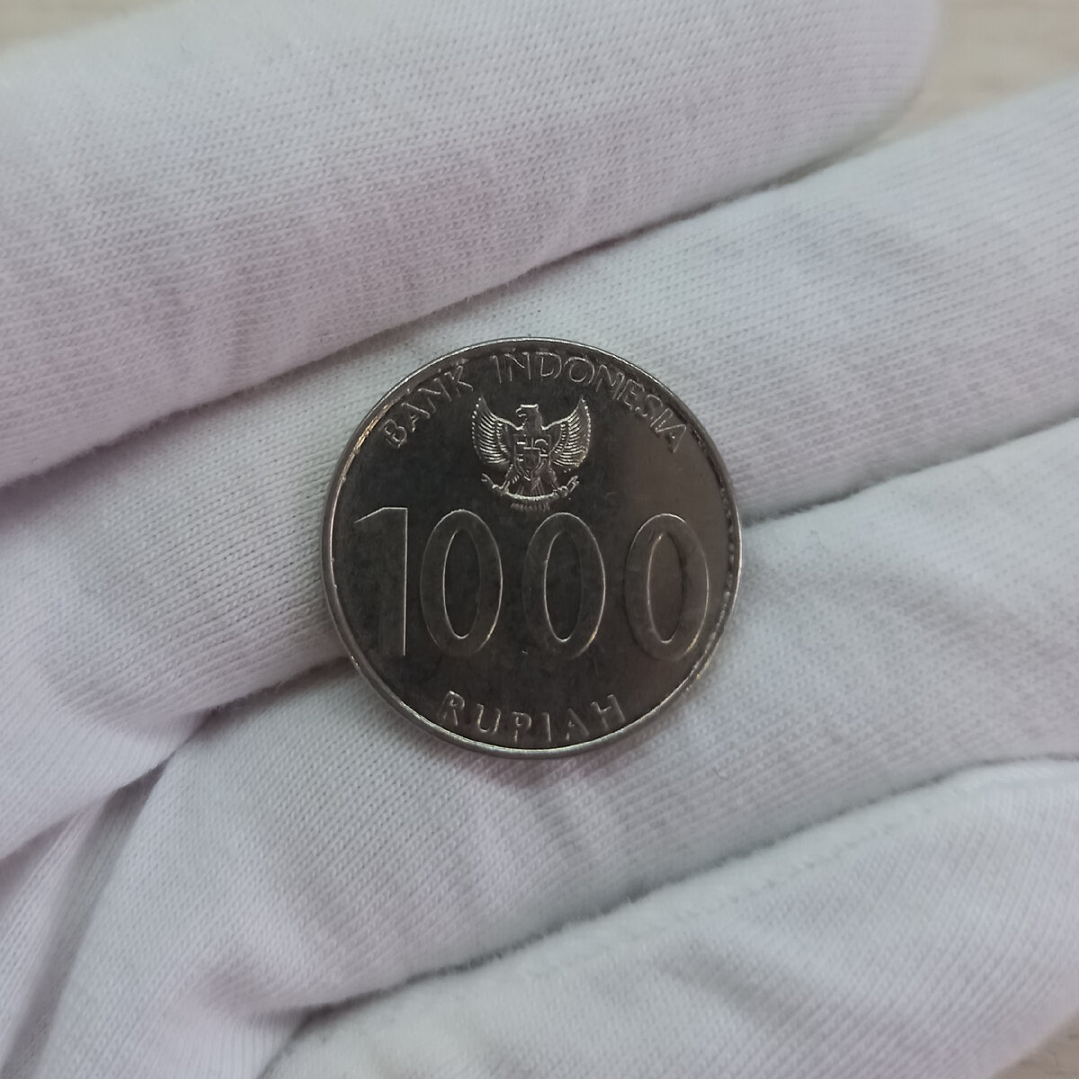 Аверс монеты 1000 рупий 2010 года. Изображён герб Индонезии.