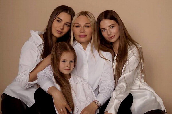 «Просто красотки!» - как выглядят сёстры жены Арсения Шульгина и его тёща - ФОТО