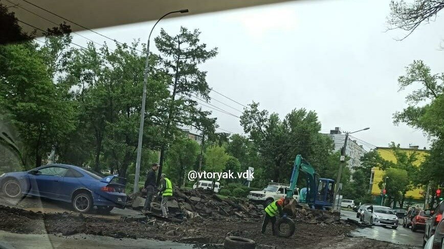     На проблемной улице Давыдова во Владивостоке уже начались ремонтные работы — бригады уже занялись устранением проблемы.