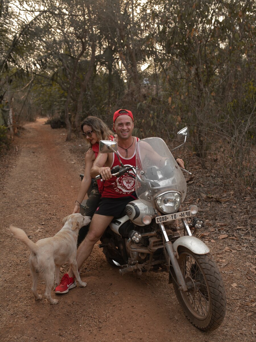 Привет, мы Лёша и Катя. Мы ездим в булочную на мотоцикле, потому что Лёша любит рулить