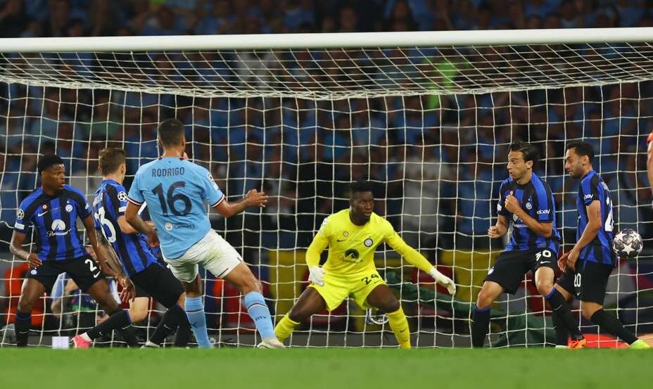    Полузащитник «МанСити» Родри отправляет мяч в ворота «Интера». Фото: Reuters