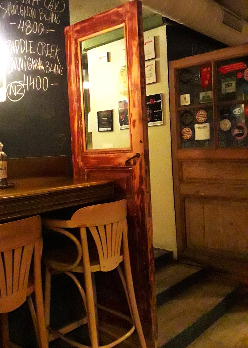 Ретро стулья у стойки