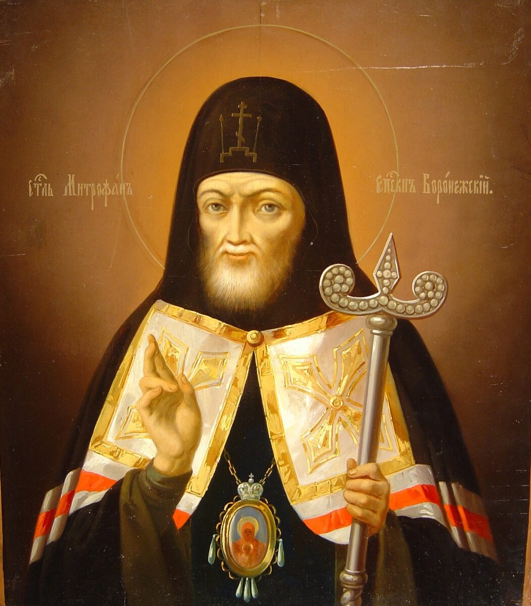 Батюшка Митрофан всю жизнь терпеливо и смиренно нес молитвенный подвиг за живых, воинов и усопших. Источник: https://al-eparhiya.ru/20-августа-день-обретения-мощей-святит/