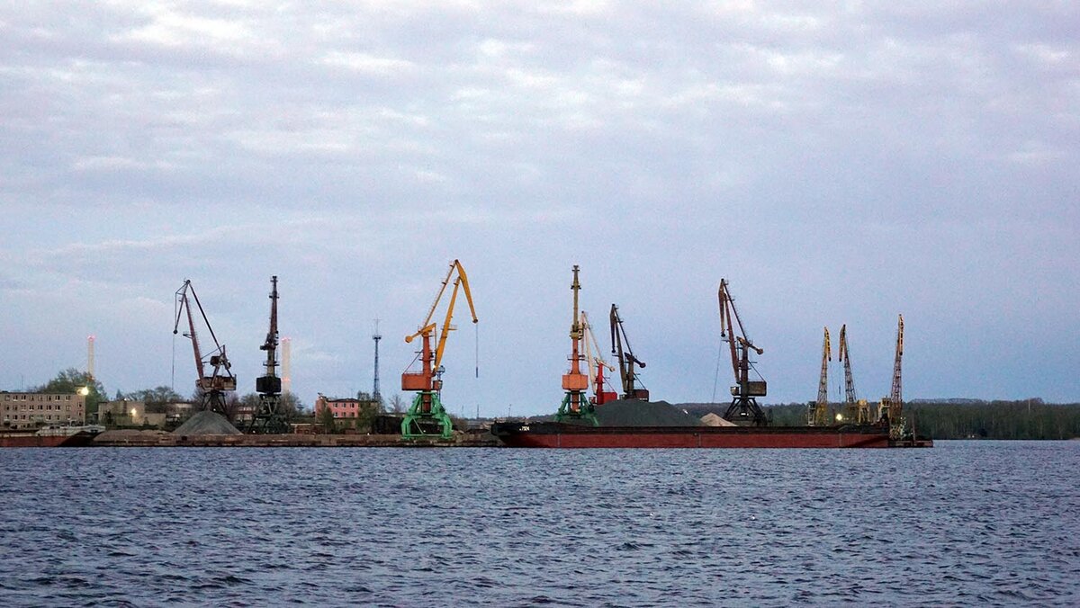 Самый крупный порт на волге