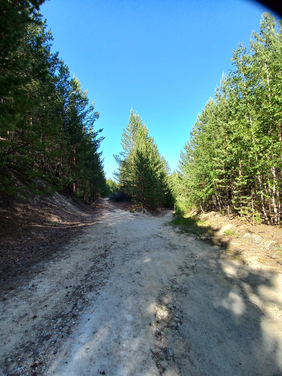 Направо - карьер без воды, налево - Бали