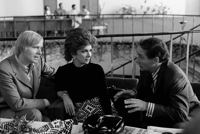    Олег Видов, Джина Лоллобриджида и Вячеслав Тихонов на Московском кинофестивале, 1973 г. Архив. Олег Перанов