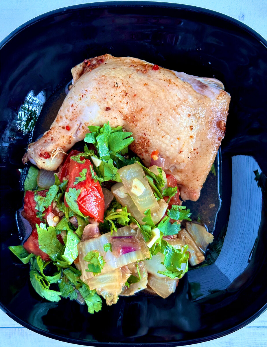 Любые летние овощи, цыплёнок, свежая зелень и чеснок, такие ароматы будут дразнить и вызывать аппетит. 