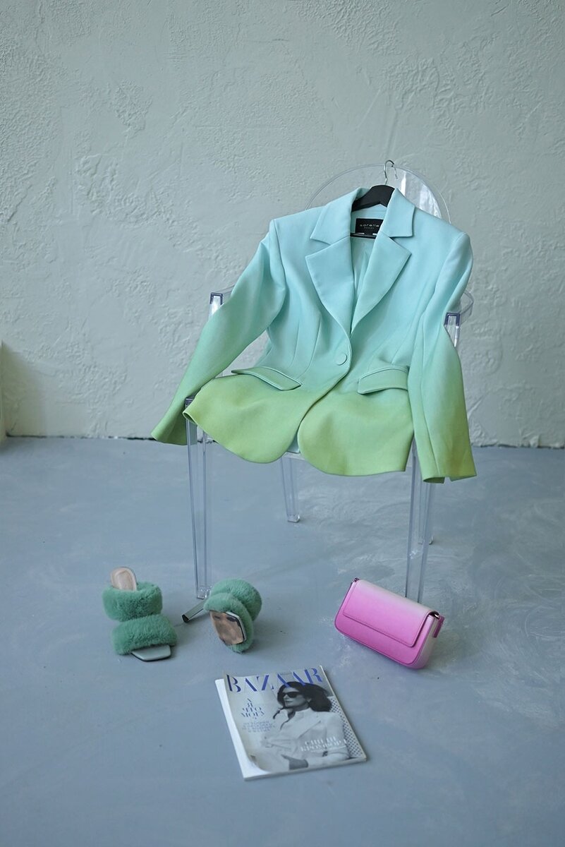 
Не перестану повторять, что для начала нужно определить свой колорит и свою палитру, потому что в принципах создания гармоничных комплектов заложен принцип тождества, основанный на выборе одежды именно в Ваших цветах и в Вашем стиле.

Палитра создается один раз и на всю жизнь, потому что наши колорит, черты и линии лица с нами постоянно. Но есть два случая, когда палитру можно менять:
                     
1. когда появляется загар, можно разгуляться и выбирать для себя одежду ещё ярче, ещё эффектнее, если есть желание, но помним про соблюдение холодности/ теплоты.

2. когда появляется седина, делаем свою палитру более светлой, то есть выбираем одежду с меньшей яркостью.

Лето нас радует счастливыми и интересными поездками и яркими приключениями. Радуйте себя новыми цветными купальниками и аксессуарами!