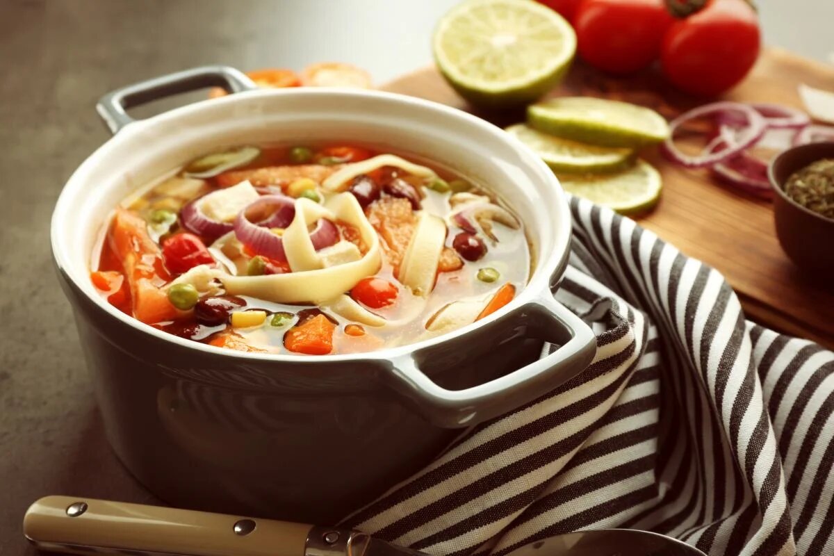 Есть суп на ночь. Куриный суп с Тортильей. Суп батюшки. Картинки суп с колбасой на столе. Суп разводимый.