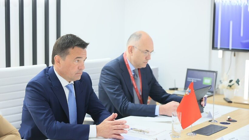    Андрей Воробьев на ПМЭФ-2023 встретился с представителем компании "Мультиколд" ©Константин Семенец Пресс-служба Губернатора и Правительства Московской области