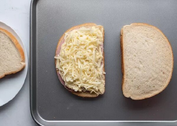 Сэндвич крок-мадам — рецепт-вариация знаменитого бутерброда крок-месье. Крок-мадам похож на крок-месье почти во всем.-7