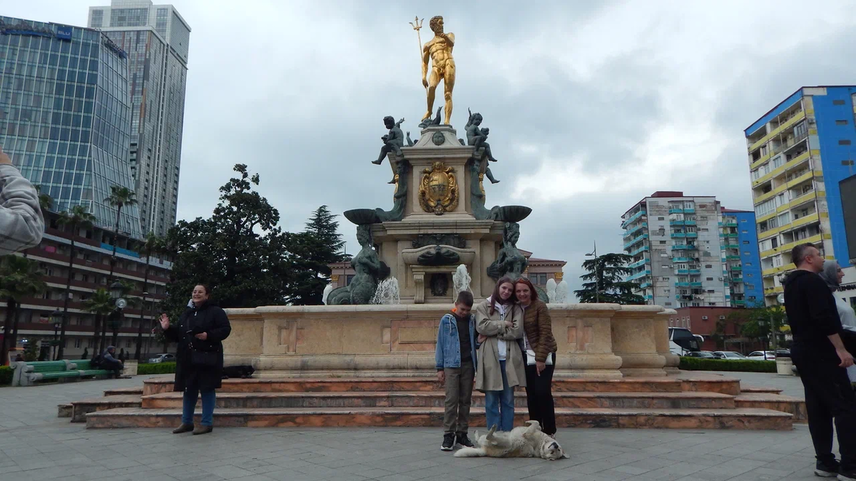 Это мы гуляли по Батуми, за нами увязалась собака и очень хотела, чтобы её тоже красиво сфотографировали. Позирует! Мы очень смеялись:))