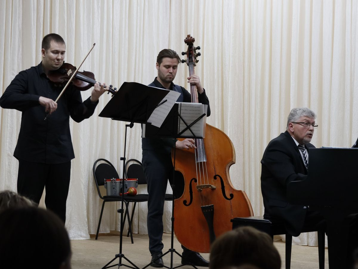 Творческое трио: Павел Куклин, Владислав Абапалов и Сергей Антропов блестяще исполнили «Нескучный джаз» Константина Лялина