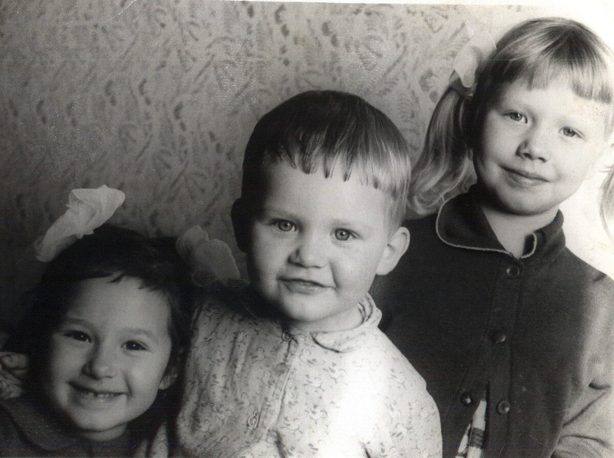 Папа посередине, родная тётя справа, а слева двоюродная. 