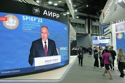    Трансляция выступления президента РФ В. Путина на пленарном заседании в конгрессно-выставочном центре "Экспофорум". ©Александр Кряжев РИА Новости