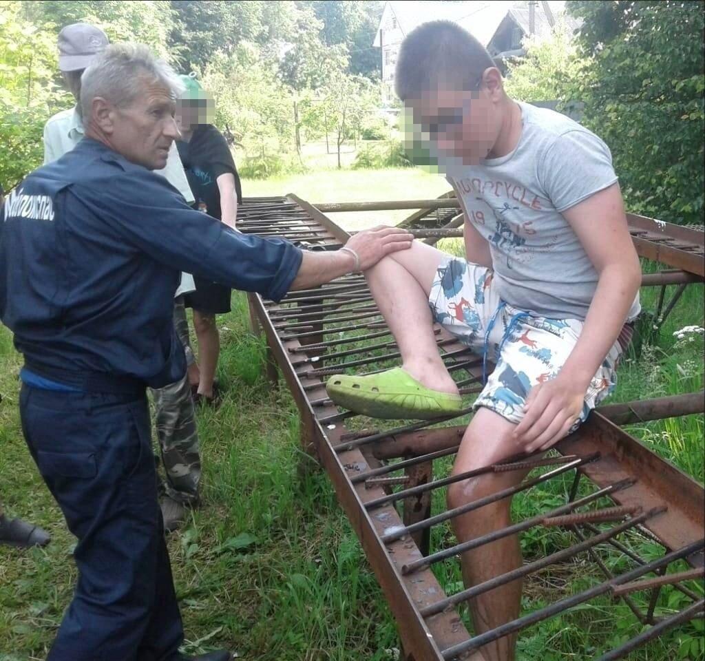 пружина от матраса воткнулась в ногу