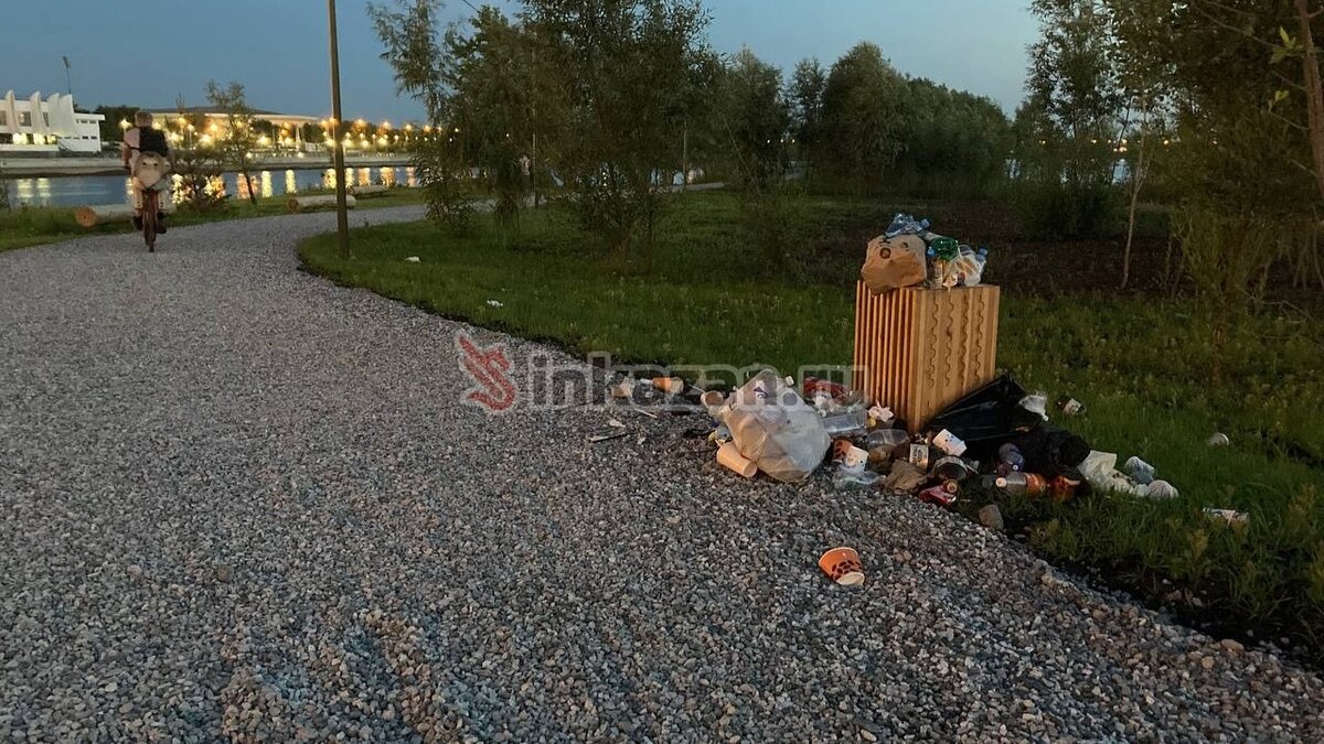     В Казани еще не открывшуюся велопешеходную дорожку вдоль Ленинской дамбы горожане забросали мусором. На это обратил внимание корреспондент Inkazan.