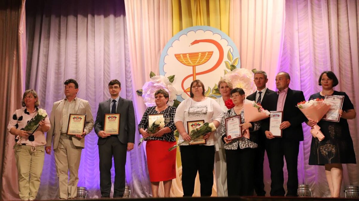    В Клинцах главврач больницы Зубарев выбил у горсовета 25-летнему сыну-доктору Почётную грамоту avchernov