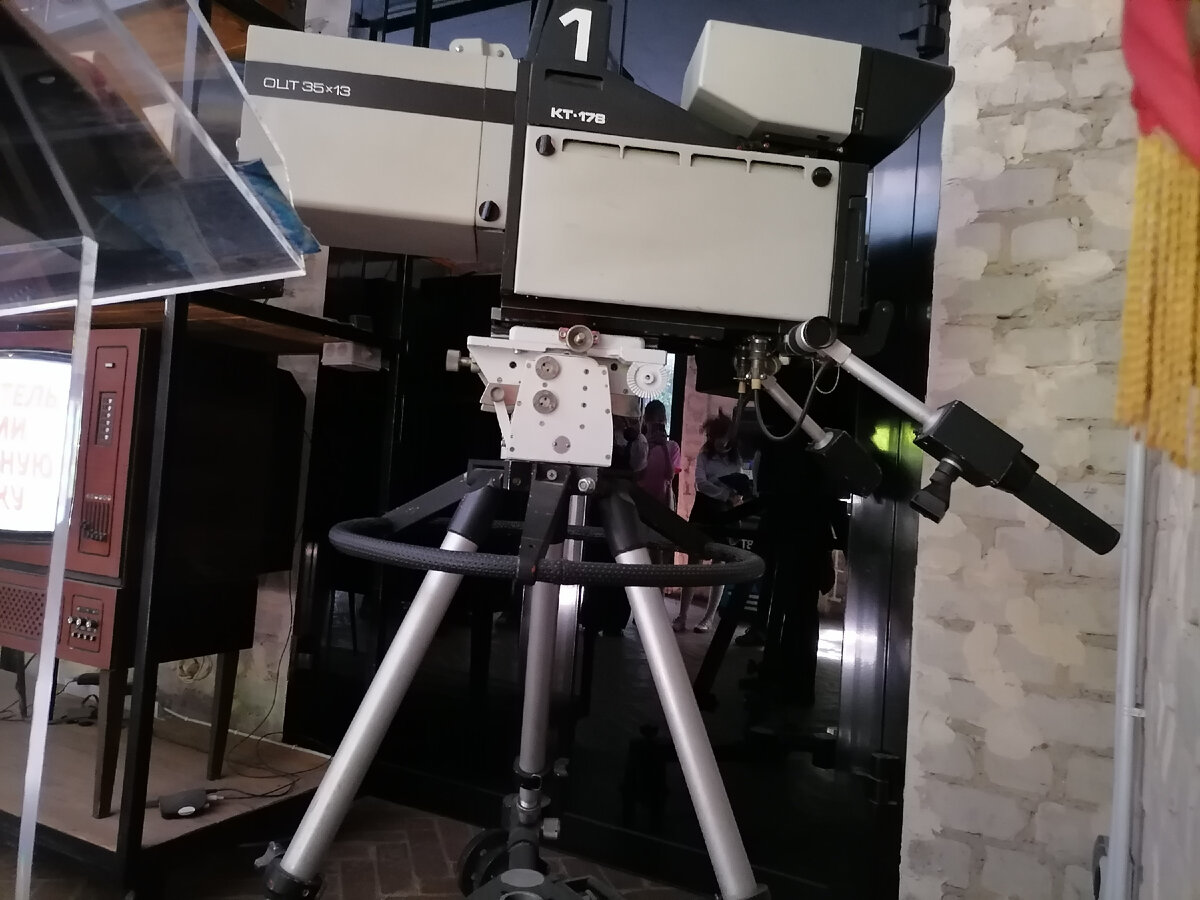 Примерно такой же Рудольф снимал Катю на заводе в фильме "Москва слезам не верит"