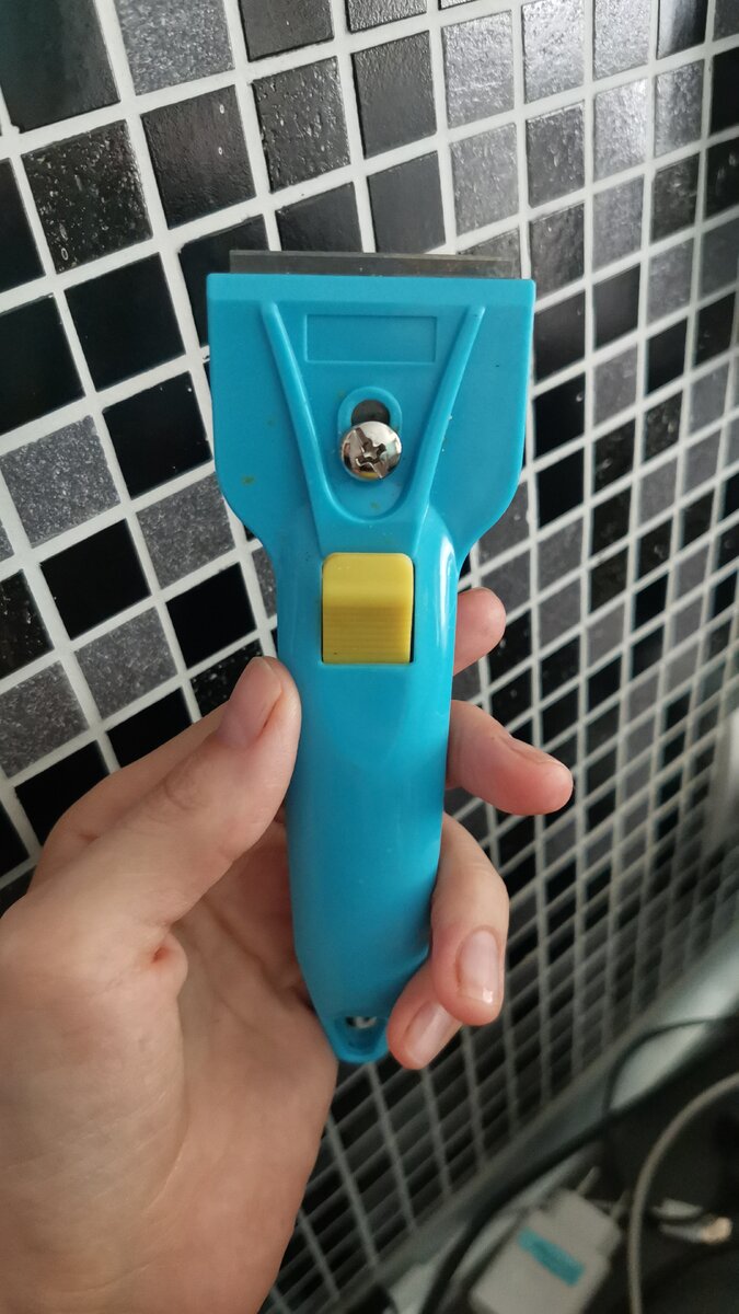 Моему мужу досталась вообще не хозяюшка. Несколько месяцев не знала, чем почистить стеклокерамику, оказывается у нас была такая штука. 