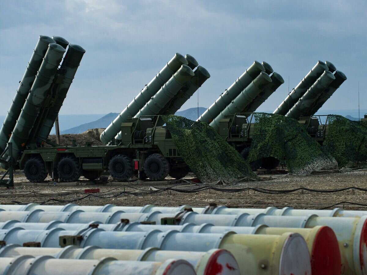    Зенитный ракетный комплекс С-400 "Триумф" полка противовоздушной обороны в Феодосии© РИА Новости / Сергей Мальгавко