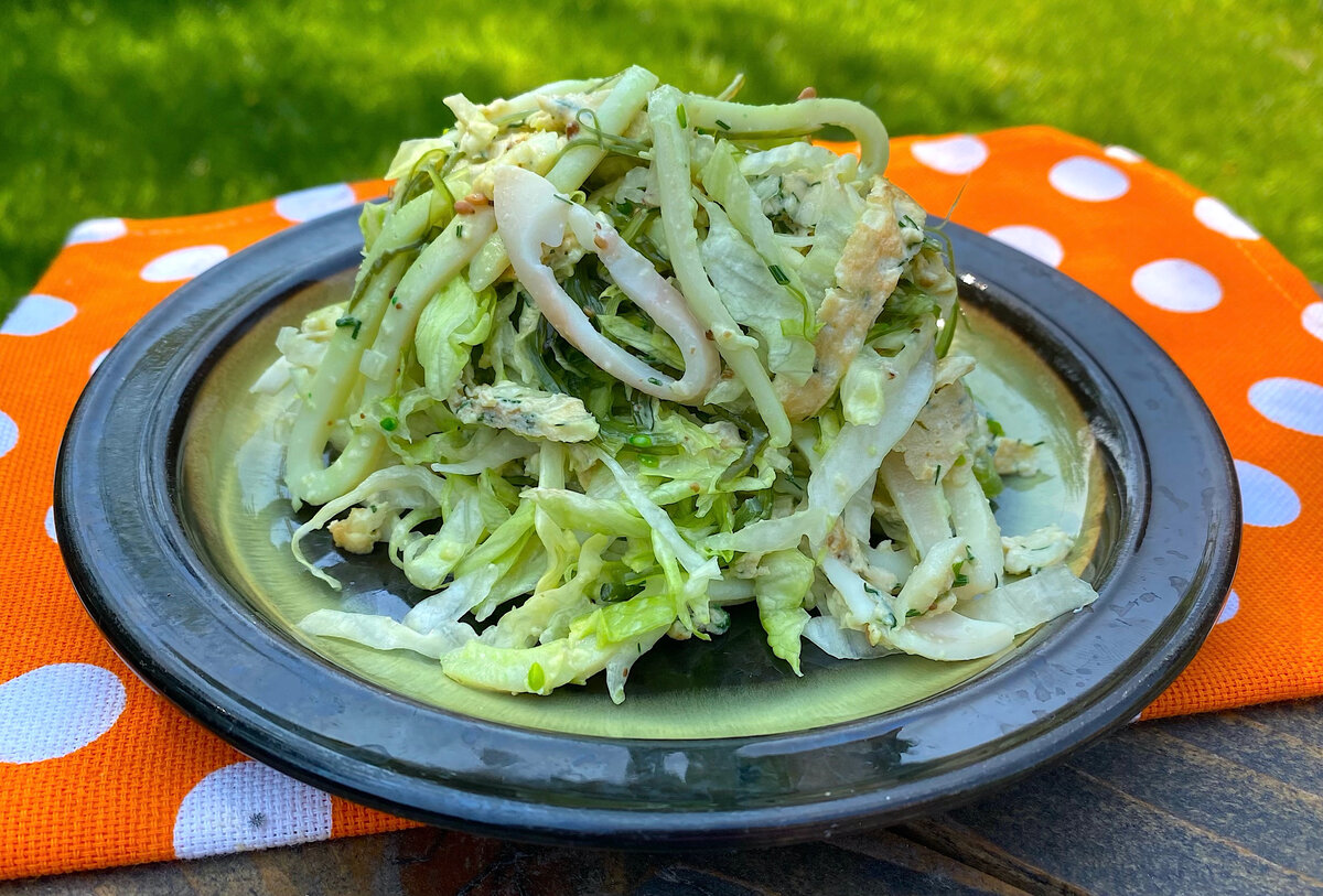 Как приготовить салат с кальмарами и грецкими орехами