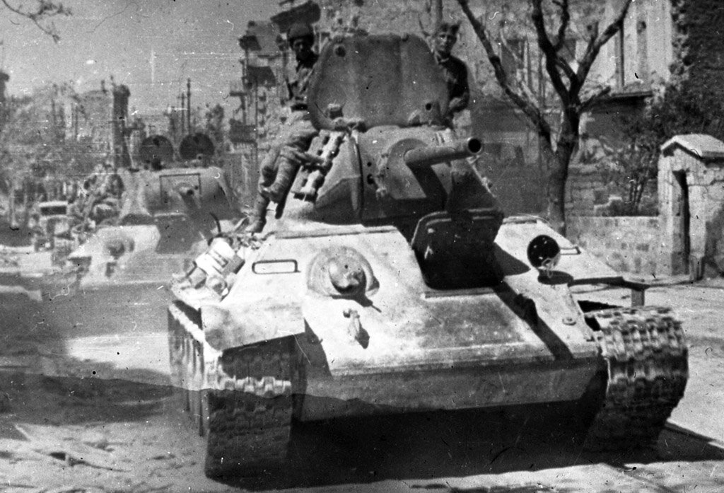 Т-34 в Крыму, 1944 год. Последним заводом, который цеплялся за "однолюкую" башню, стал завод №112. Как раз его продукция на переднем плане. 
