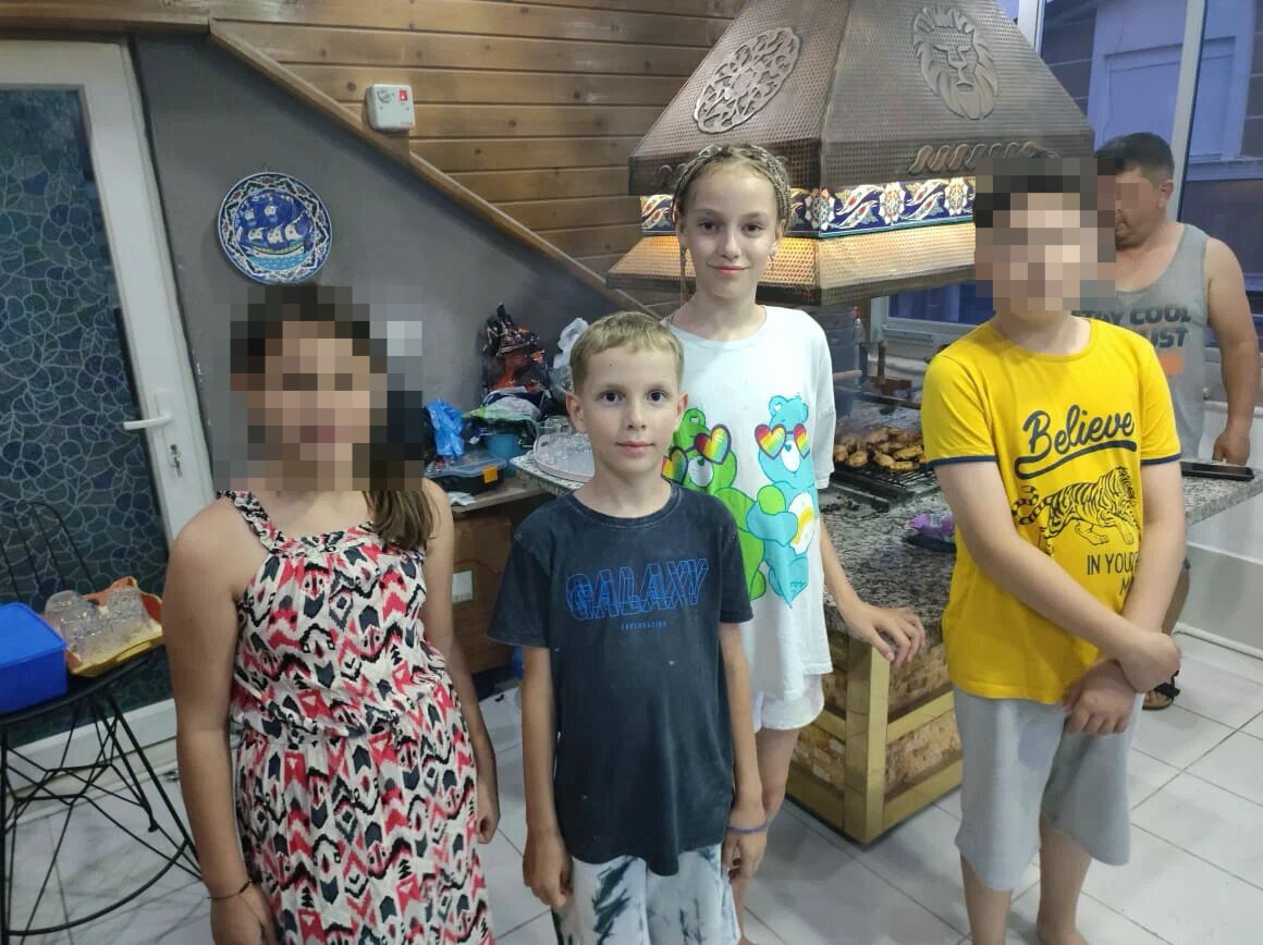 Хозяин квартиры жарит барбекю (кёфте и куриные крылышки)