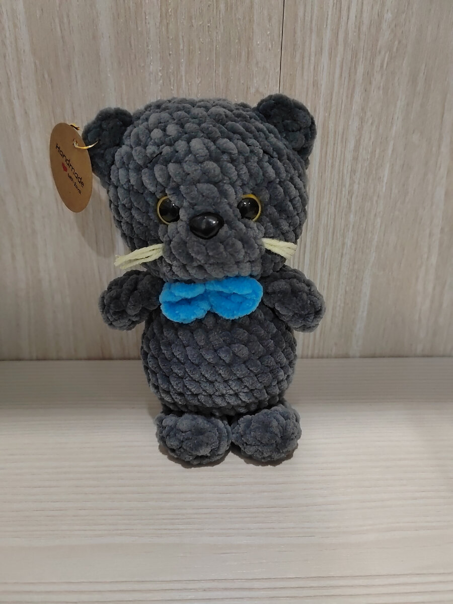 Игрушка связана из плюшевой пряжи, глазки на безопасном креплении, наполнитель гипоаллергенный. Цена повтора 450 рублей 