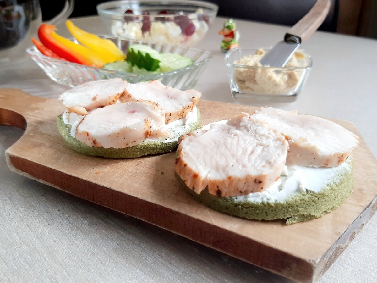 Завтрак от Валентины: уже примелькавшаяся здесь шпинатная булочка + творожный сыр + куриная грудка. Овощи: свежий огурец, перец сладкий. Хумус.