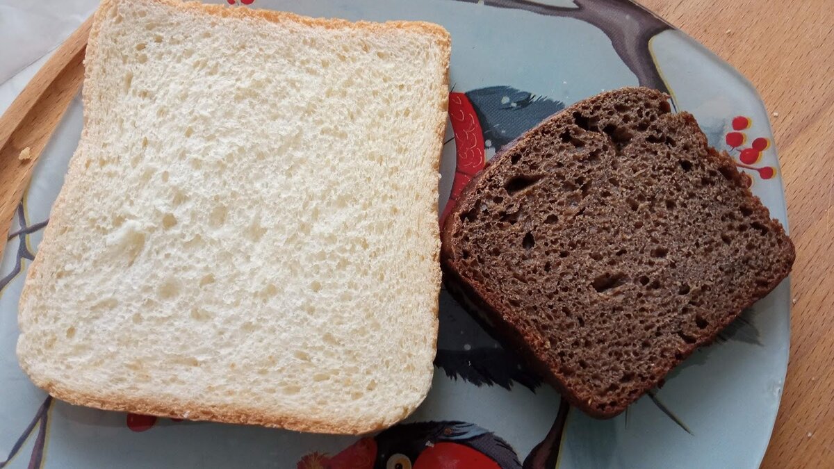 В последнее время хлеб мы едим не так и часто. И иногда за день уходит не больше 2-3 кусочков. Причем, кто-то из семьи любит исключительно белый хлеб, другим же по вкусу ржаной.-5
