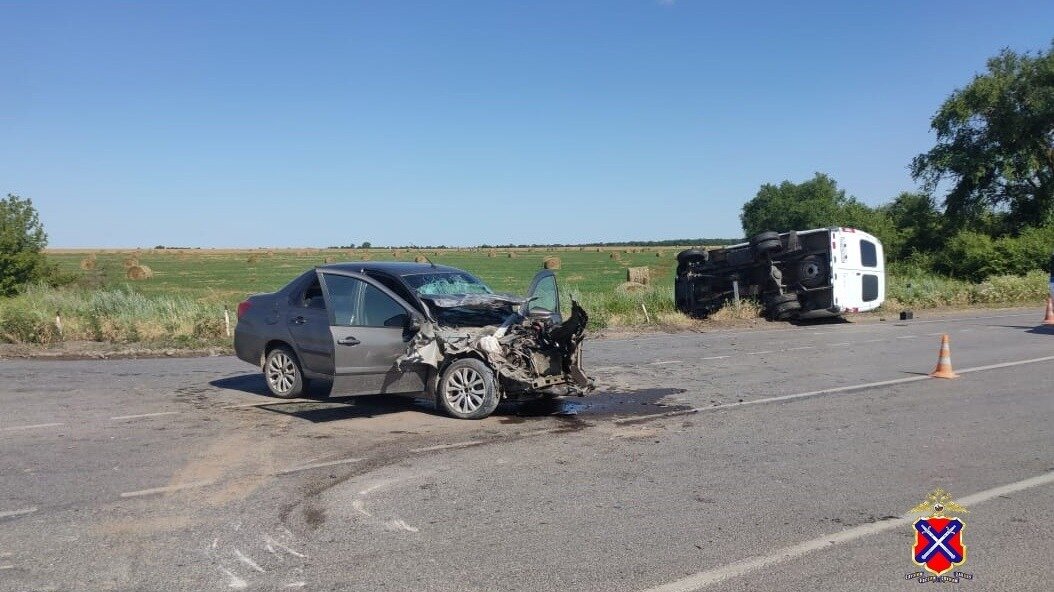     Три человека пострадали в страшном столкновении «Datsunon-DO» и «Газели» в Чернышковском районе Волгоградской области сегодня утром, сообщает региональное ГУ МВД.