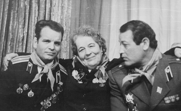 Анфиса Алексеевна с сыновьями: Вячеслав (слева) и Анатолий