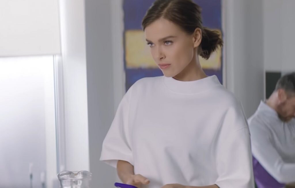    Фото: скрин клипа Елена Темникова -"Фиолетовый"