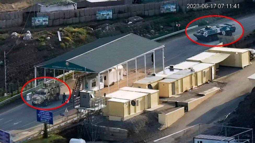 На земле азербайджанские нацисты блокируют 120 тысяч армян Арцаха под носом лагеря российских миротворцев