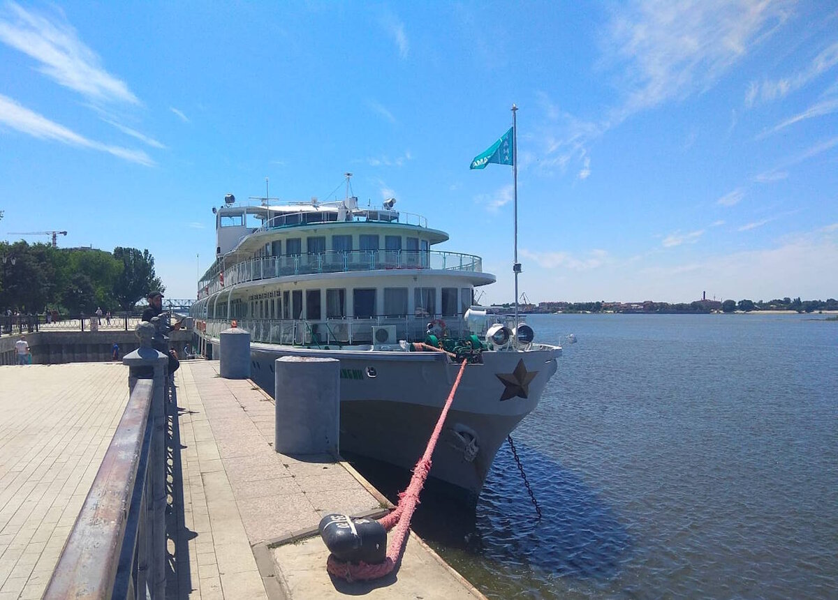Теплоход «Иван Кулибин» у причала в Астрахани