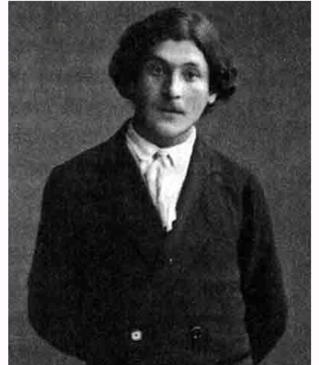 "С вол­шеб­ной ес­те­ст­вен­но­стью судь­ба ста­ла ото­дви­гать на его ...