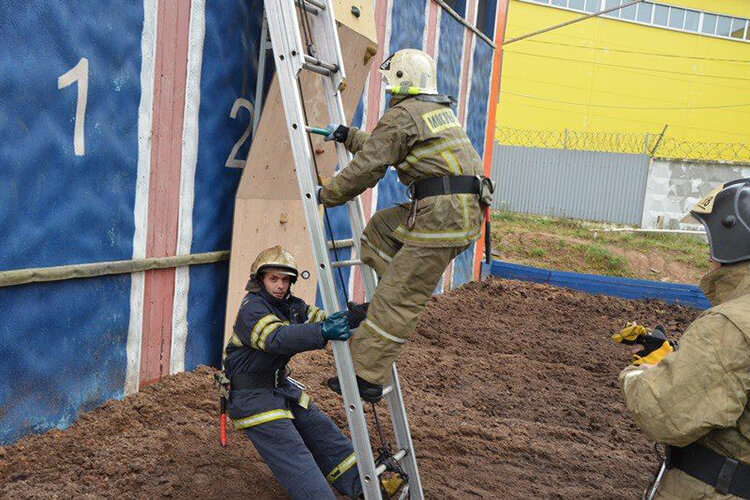 лестница трехколенка мчс. назначение ттх пожарных лестниц. лестница чернышева пожарная. пожарная лестница. лестница штурмовка чернышева.