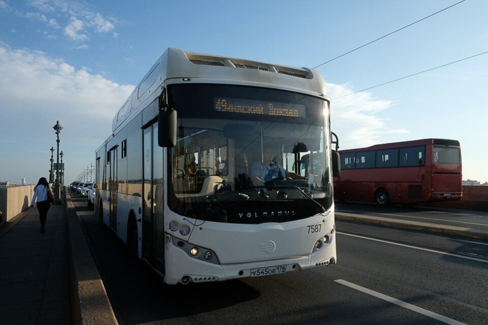     Подростка зажало в дверях автобуса и протащило по земле на севере Петербурга Артем КИЛЬКИН (архив)