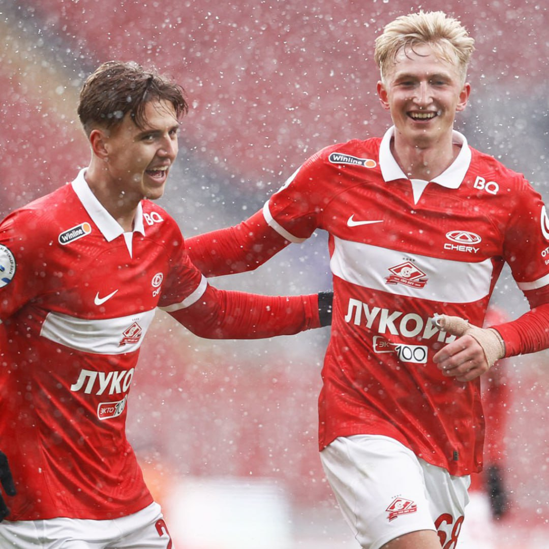 Руслан Литвинов сделал дубль. Правда, первый его гол записали на защитника «Урала» Бевеева, от которого был рикошет. Или все-же не записали?!) Один и тот-же ресурс, "Спорт-Экспресс", приводит противоречивые, даже взаимоисключающие, данные у себя в Телеграм-канале и на сайте