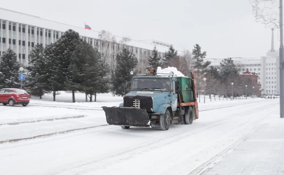     Эксперты указали на скользкие и заснеженные тротуары по городу. Ксения Высотина