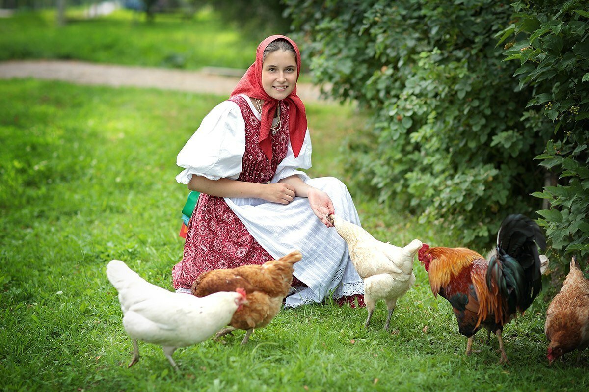 Деревенские женщины. Сельские женщины. Девушка с курицей в деревне. Деревенская женщина в национальном костюме.