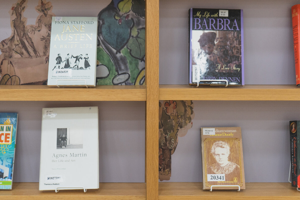 Выставки в марте. Андрей андреевич асс. 2 экспозиция. 9 марта продолжение цветы. Выставка к 8 март в библиотеке.