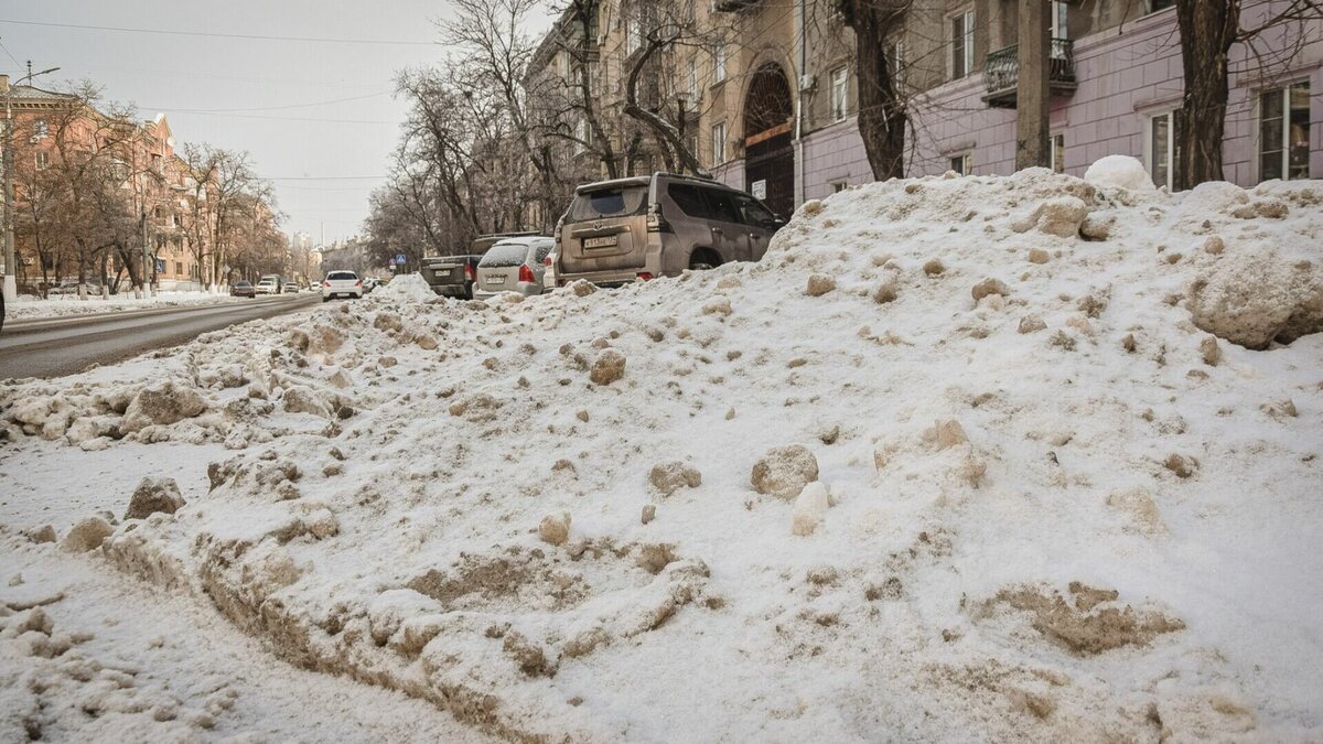     В Бугульме местных жителей мог завалить снег, упавший с крыши жилого дома. О случившемся стало известно из социальных сетей.