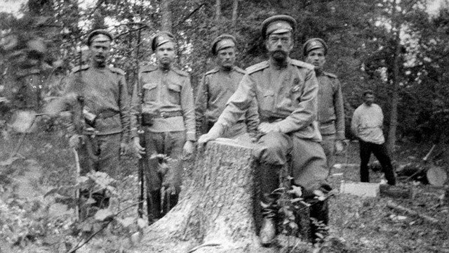 Николай II под конвоем в парке. Царское Село, 1917
