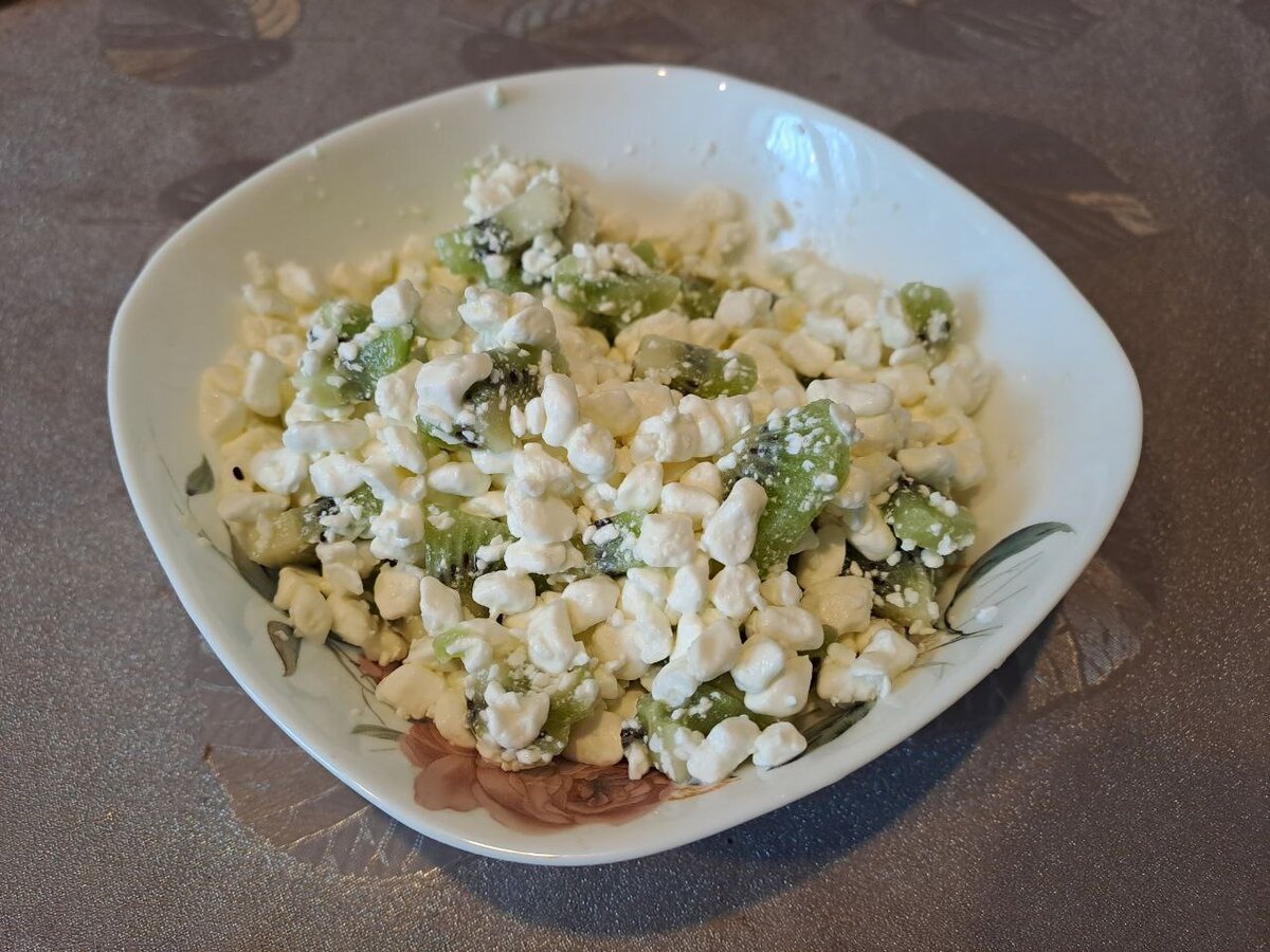 Творог и киви. Ненавидела я творог раньше... Мне не нравился его вкус. Имею в виду в чистом виде. Теперь не чувствую отвращения к нему и разбавляю фруктами.