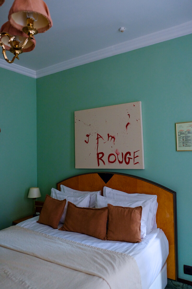 Номер пр дизайну Егора Мозера сохранил обстановку, близкую к оригинальной, но с поправкой на современное искусство. Над кроватью копия работы Луиз Буржуа.