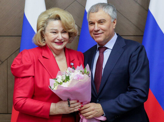     Депутат Госдумы Нина Останина и председатель Госдумы Вячеслав Володин.