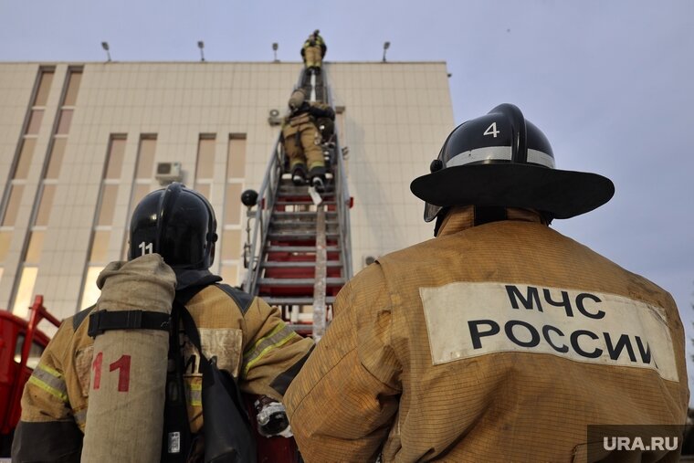    На место возгорания подстанции приехали пожарные